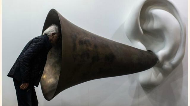 Un visitante inspecciona la obra "Beetheven´s Trumpet (With Ear) Opus #133 del artista estadounidense John Baldessari. (Foto: cnn)