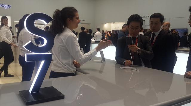 3. Uno de los lanzamientos que generó más expectativa fue el nuevo Galaxy S7 de Samsung. Este modelo de empezará a vender en el Perú desde el 31 de marzo del 2016.