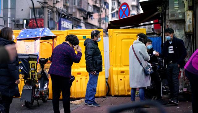 "He ido al supermercado esta mañana. La fila era muy larga y había mucha gente en la calle", relata un residente de Wuhan que solicita el anonimato. (Reuters).