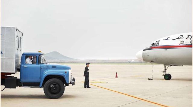 Maniobras rutinarias, mebius explica en su libro que los trabajadores de Air Koryo continúan con su trabajo cotidiano a pesar de no tener vuelos programados.