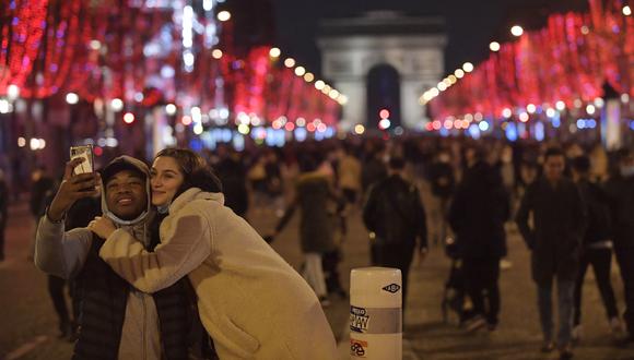 Las restricciones por la pandemia del coronavirus se están aligerando en Francia. (Foto: JULIEN DE ROSA / AFP)