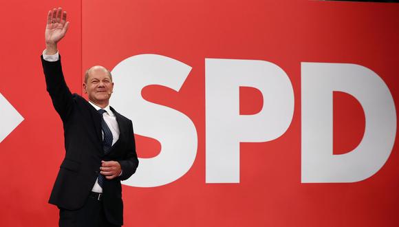 Olaf Scholz, candidato a canciller de los socialdemócratas alemanes (SPD), saluda a sus partidarios tras los primeros resultados de las elecciones federales en Alemania. (EFE / EPA / MAJA HITIJ).