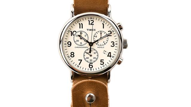 Timex. En el pasado se ha hablado mucho del Timex por su reloj Weekender, ya que es uno de los mejores relojes para vestimenta casual: simple, versátil, y a un precio razonable. Si le gusta ese look, pero quiere un cronógrafo, este reloj es para usted. La