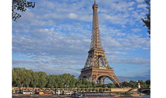 TORRE EIFFEL, FRANCIA. El símbolo máximo de Paris se llamó, inicialmente, &quot;tour de 300 mètres&quot;, o torre de los 300 metros, en referencia a su altura. La torre Eiffel fue inaugurada el 31 de marzo de 1889 y es una estructura de hierro ubicada en 