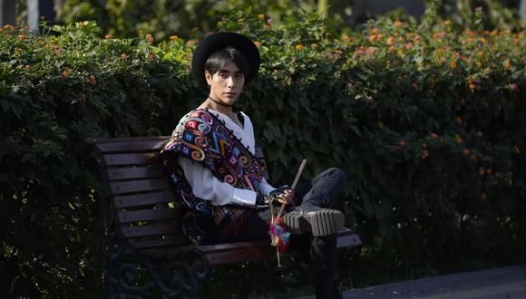 Con su fusión de K-pop y cultura andina, el músico de 23 años es conocido como creador del Q-pop o Quechua pop, con canciones en español y quechua. (Foto: AP)
