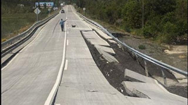 En Chile se decretó la evacuación localidades costeras en las regiones del Biobío, La Araucanía, Los Ríos y Aysén. En la foto, el estado del camino que las ciudades.  Foto @GomezBrown en Twitter