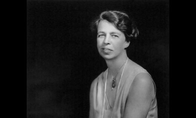 Foto 17 | Eleanor Roosevelt. Primera Dama estadounidense y esposa del ex presidente de Estados Unidos, Franklin Roosevelt. Reconocida por ser activista de los derechos humanos y feminista.
“Para manejar, se necesita usar la cabeza, para manejar a otros, se necesita corazón”. (Foto: wikipedia)