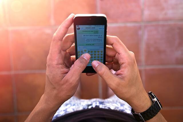 Al igual que en WhatsApp, esta aplicación permitirá a los cubanos enviar mensajes, fotos y archivos de hasta diez megabytes. (Getty/Referencial)