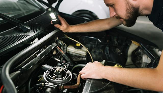 FOTO 4 | Antes de emprender el viaje, el conductor debe verificar el nivel de combustible, la condición de su llanta de repuesto y niveles de agua y aceite. También es importante evitar llevar artículos sueltos en el auto, con el fin de tener un viaje sin paradas imprevistas. (Foto: Freepik)