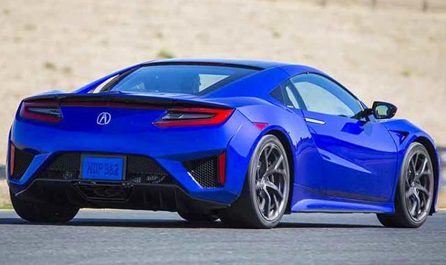 Con una aceleración rápida, dirección ágil y frenos hiperveloces y atentos, el auto sale bien parado frente al Audi R8 y el McLaren 570S. Este tipo de precisión, queridos, no es aburrida. Es emocionante.