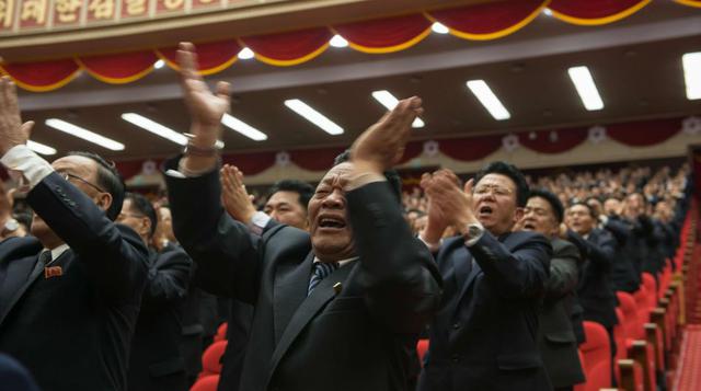 Delegados del Partido Comunista de Corea del Norte aplauden entusiasmados al líder del país, Kim Jong-Un, quien fue presidente del Partido de los Trabajadores.  (Foto: AFP)