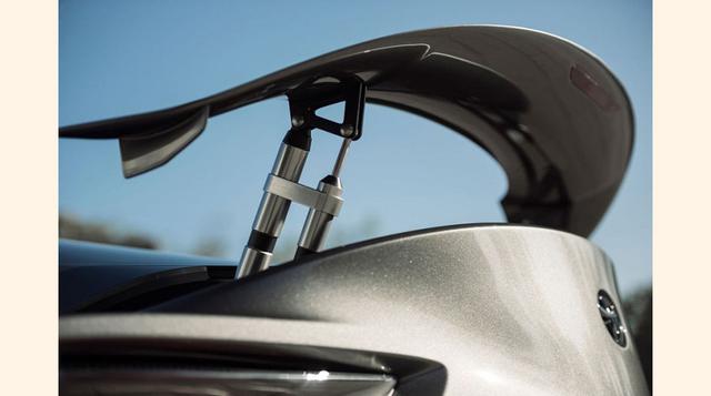 El alerón trasero ajusta su elevación e inclinación automáticamente por medio de sensores para ayudar a la aerodinámica en altas velocidades. (Foto: Megaricos)