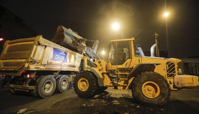 Volquetes y cargadores llegaron a la zona para apoyar en estas labores. (Foto: MML)