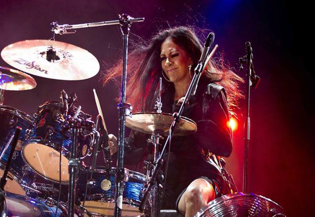 FOTO 22 | 22.  Sheila E., de 60 aﬁos, toca Ia baterl'a en giras alrededor del mundo. (Foto: Reuters)