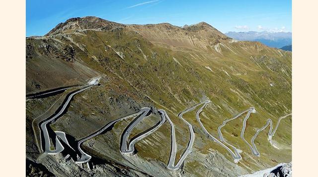 Paso del Stelvio – Italia, se encuentra a 2,750 metros sobre el nivel del mar con 60 curvas, elevándose y descendiendo por la parte oriental de los Andes. Se encuentra abierta solamente entre los meses de junio y septiembre, ya que en invierno es imposibl