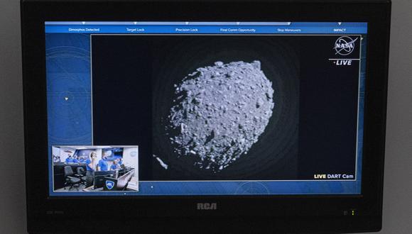 Un televisor en el Centro Espacial Kennedy de la NASA en Cabo Cañaveral, Florida, captura las imágenes finales de la Prueba de redirección de doble asteroide (DART) justo antes de que se estrelle contra el asteroide Dimorphos el 26 de septiembre de 2022. (Foto: Jim Watson | AFP)