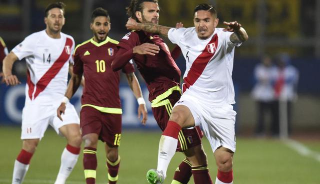 Juan Vargas |Cerrando la defensa estaría Juan Manuel Vargas. El ‘Loco’ también tiene la ventaja de atacar bastante. Su carta pase cuesta más de 4 millones y medio de dólares. (AFP)