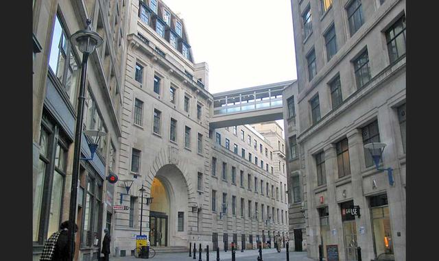 3. Escuela de Ciencias Políticas y Económicas de Londres (LSE), ubicada en Reino Unido.