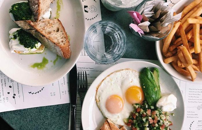 FOTO 1 | Turismo culinario auténtico. El año pasado, todo el mundo se moría por los platos más dignos de Instagram (por ejemplo, tus tostadas de aguacate) al igual que por ir a los restaurantes de más caché. Pero el futuro del turismo gastronómico cambiará las cenas caras por experiencias culinarias más auténticas. Visitar mercados locales y cenar en casa de alguien originario del país (algo que facilitan páginas web como EatWith o Meal Sharing) será algo que interesará a muchos viajeros que exploren nuevos destinos. (foto: momondo.es)