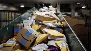 Trump ordena revisión de servicio postal de EE.UU. y critica a Amazon