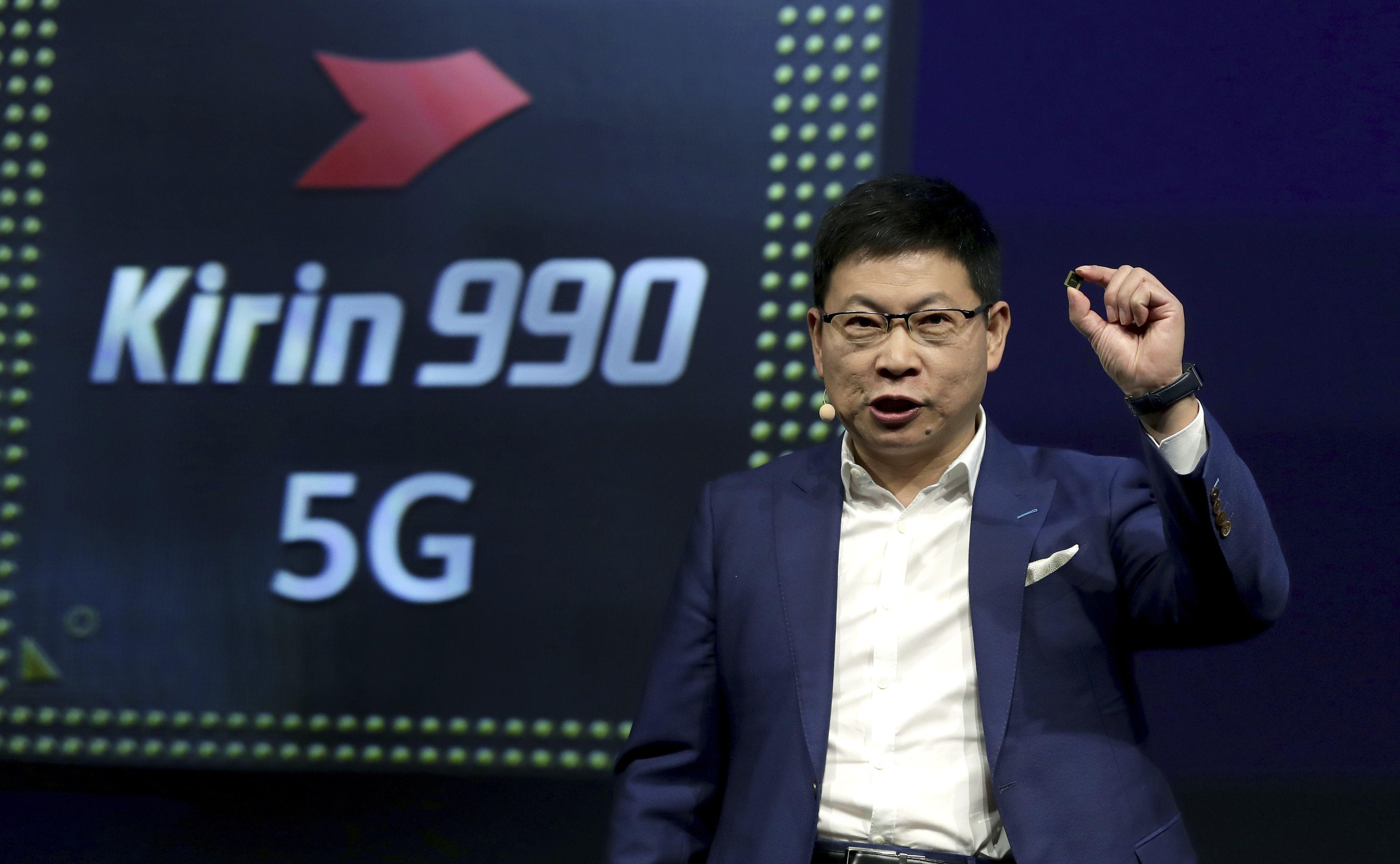 Richard Yu, CEO del grupo de negocios de consumo de Huawei, sostiene un procesador 'Kirin 990 5G' durante una presentación en la feria tecnológica IFA 2019 en Berlín, Alemania. (Foto: AP)
