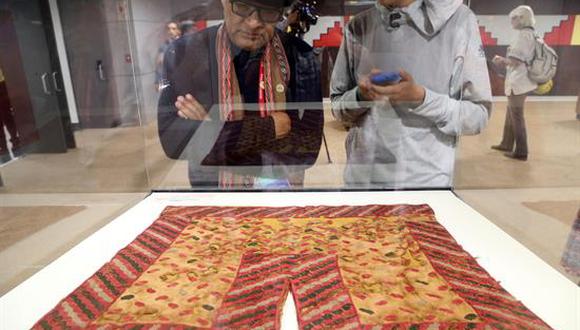 Dos personas observan los textiles Paracas recuperados hoy, jueves 14 de diciembre de 2017, en el marco de la ceremonia de presentación de los textiles, realizada en la sede del museo de la Nación, en Lima (Perú). (Foto: EFE)