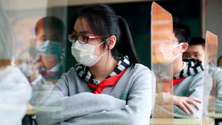 Estudiantes chinos vuelven a clase con grandes medidas de seguridad y temor al coronavirus