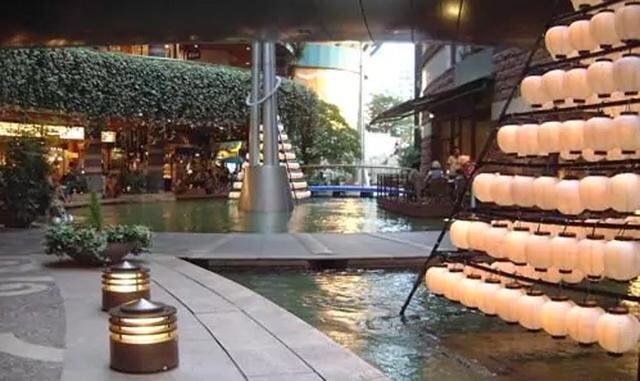 El mall Canal City en Fukuoka, Japón, fue construido sobre un sistema de canales de agua para dar a los visitantes la impresión de que están en un ambiente calmado, y no en medio de una bulliciosa ciudad. Con una inversión de US$ 1,400 millones, es el pro