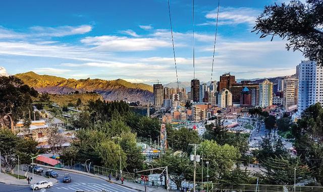 Foto 13 | Dónde: La Paz, Bolivia. Emily McNutt, editora asociada de The Points Guy, comenta: La Paz es el destino perfecto para aquellos que buscan un poco de aventura con la comodidad de estar en una vibrante y bulliciosa ciudad. Rodeado por los Andes bolivianos, La Paz es un paraíso para los aventureros al aire libre. Visitar durante la temporada de invierno (de mayo a octubre) es el mejor momento para escaparse a las pistas. Si está buscando una verdadera aventura, las excursiones de un día para esquiar en una de las pistas de esquí más altas del mundo cuestan menos de US$ 70, incluido el transporte y la comida. Si buscas mantenerte más conectado, echa un vistazo a las actividades locales, como Cholita Wresting, una especialidad de La Paz que combina WWF y lucha libra. O visite el Mercado de las Brujas, una atracción que no debe perderse con artículos artesanales locales y algunos remedios herbales y populares. La mejor parte de todo: puede vivir en casi lujo en hoteles de cinco estrellas en la ciudad, con precios casi siempre de menos de US$ 150 por noche. Visite el Camino Real Aparthotel & Spa y el Casa Grande Hotel.