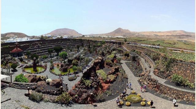 Jardín del Cactus, Creado en 1991, se trata de la última gran obra en Lanzarote del arquitecto César Manrique. Se ubica en una antigua cantera de la que se extraía arena volcánica, en la zona de tuneras de Guatiza. (foto: wikipedia)