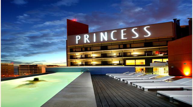Hotel Barcelona Princess: Posee una terraza, diseñada por Desigual, que invita a desconectarse del trabajo, aunque también business center y salas de reuniones para seguir con el trabajo. (Foto: princess hotels)