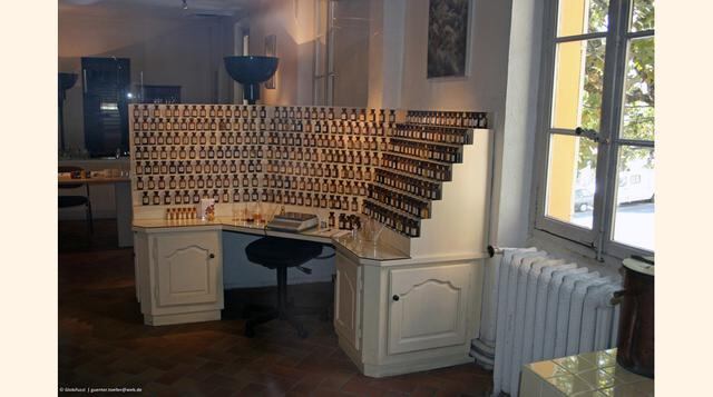 La mayoría de las piezas que están allí presentes las empezó a coleccionar Jean-François Costa, quien desde 1970 buscó objetos de arte decorativo, ligados al mundo de los olores. Hoy esa colección cuenta con un acervo de más de 1,200 bienes.