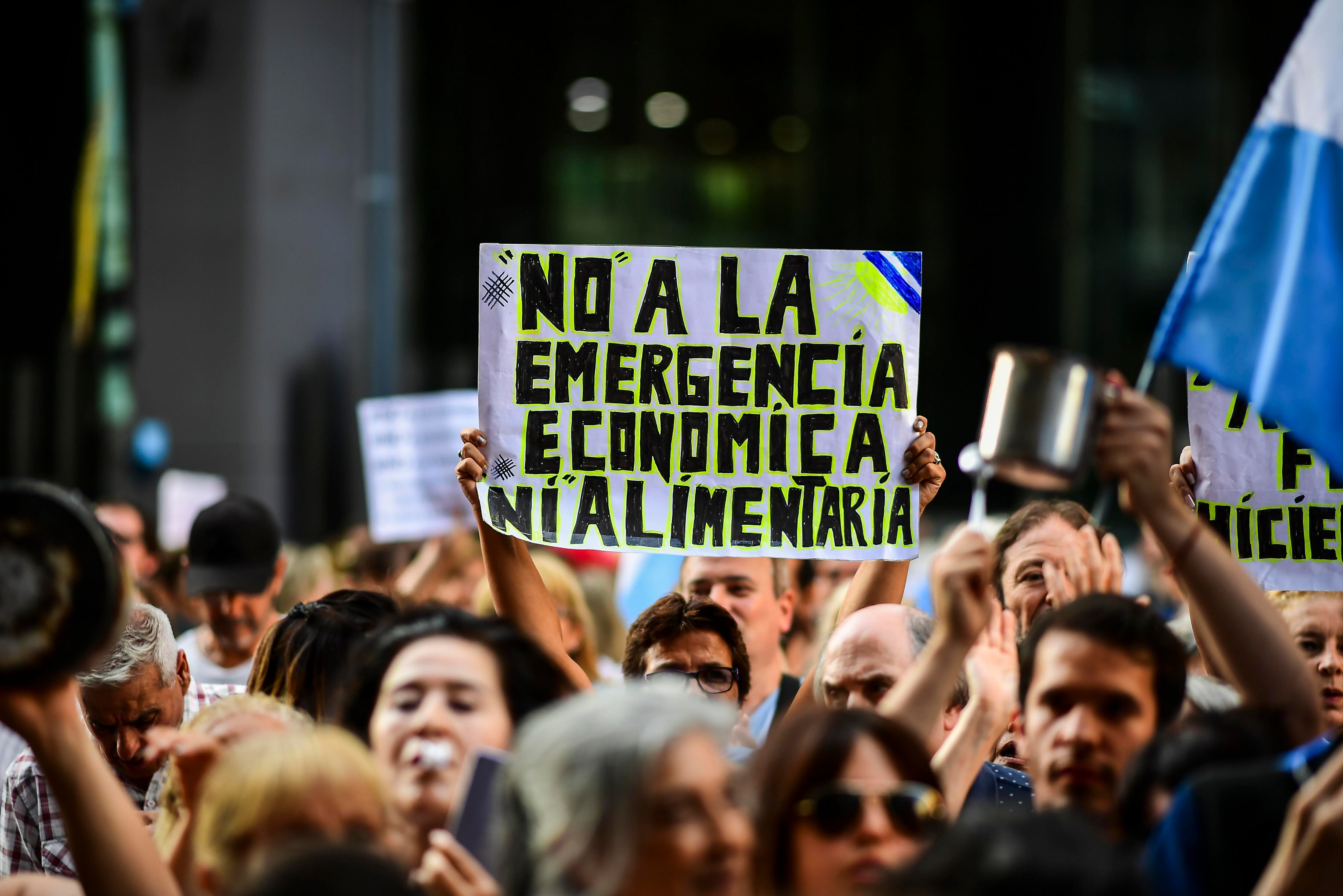 El "dólar turista" es un impuesto del 30% a los consumos realizados en el extranjero para operaciones como la compra de pasajes con tarjeta de crédito o el retiro de efectivo en el exterior. (Foto: AFP)