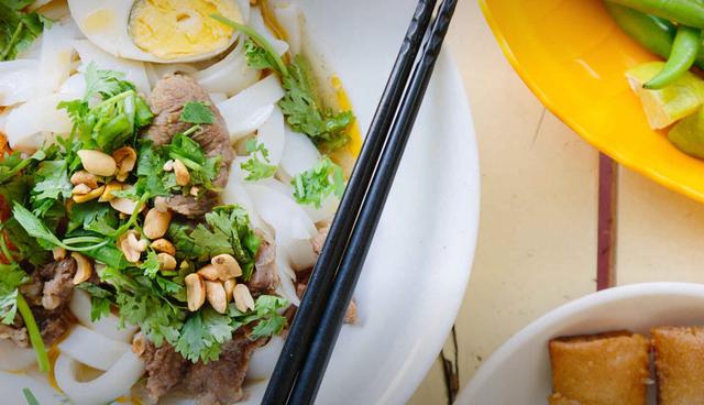 FOTO 15 | 15. Da Nang (Vietnam). Da Nang, la tercera ciudad más grande de Vietnam, es mejor conocida por ser la puerta a la cercana ciudad de Hoi An, nombrada Patrimonio de la Humanidad por la Unesco. Pero en los últimos años ha comenzado a forjar su propia reputación con un entorno culinario sólido y hoteles y centros turísticos nuevos que están surgiendo a lo largo de una franja de 8 kilómetros de playa; como el InterContinental Danang Sun Peninsula Resort, que se ubica en su propia caleta y tiene villas en las laderas de una colina con piscinas privadas. (Foto: NYTimes)