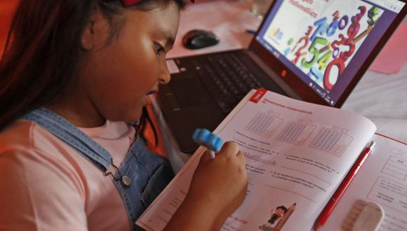 Según el semáforo escuela, el 34,5 % de las familias utiliza WhatsApp como principal instrumento de comunicación y contacto para reforzar y retroalimentar ‘Aprendo en casa. (Foto archivo: Andina)