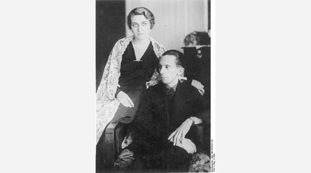 Dos años después de su divorcio de Günther Quandt (1931), Magda se casó con Josef Goebbels, el jefe de propaganda de Hitler, con quien tuvo seis hijos. Fue designada ‘Primera Dama’, dado que Hitler no tenía oficialmente una mujer a su lado.
