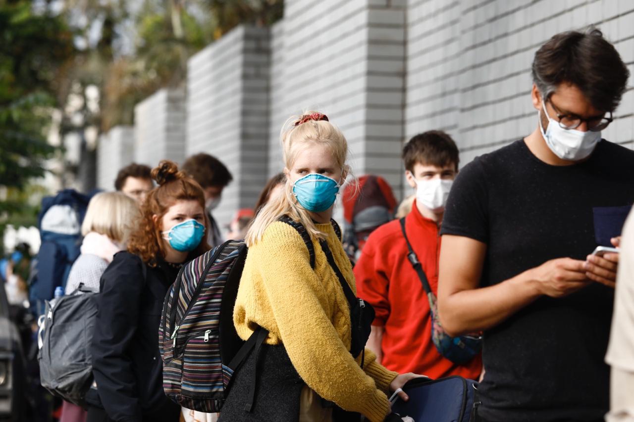 Turistas son empadronados para retornar en vuelos humanitarios a su país.