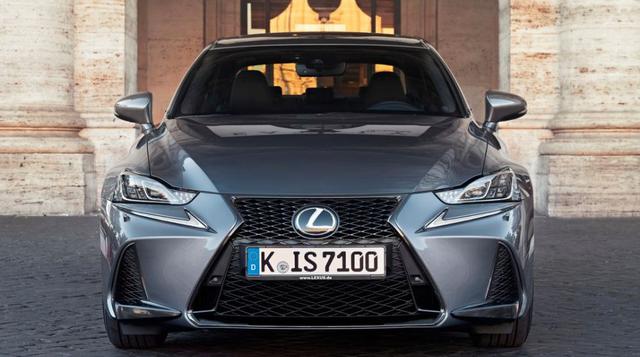 El nuevo IS200t añade una parrilla más robusta, tomas de aire que mejoran la aerodinámica, nuevos tubos de escape angulares y aros con un diseño totalmente renovado de 17”