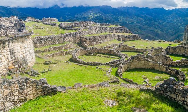FOTO 7 | Visitar Chachapoyas y de ahí recorrer lugares de interés como las ruinas preincaicas de Kuélap, una alternativa a Machu Picchu en Perú.
