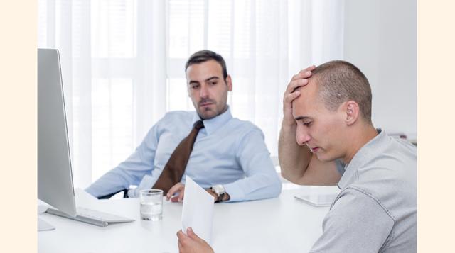 Victimizarte. Las personas que son menos felices tienden a ver la vida como un enemigo y a sentir que todo está fuera de su control. En otras palabras: "La vida es dura conmigo, y no hay nada que yo pueda hacer". El problema con esta afirmación 