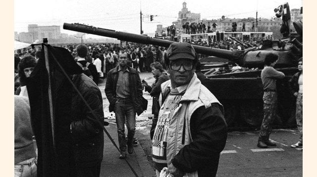 Ciudadanos rusos se reúnen delante de la Casa Blanca Rusa, en Moscú, a la espera de noticias sobre la situación política tras el intento de golpe de Estado, el 21 de agosto de 1991.(foto:Alexander Nemenov).