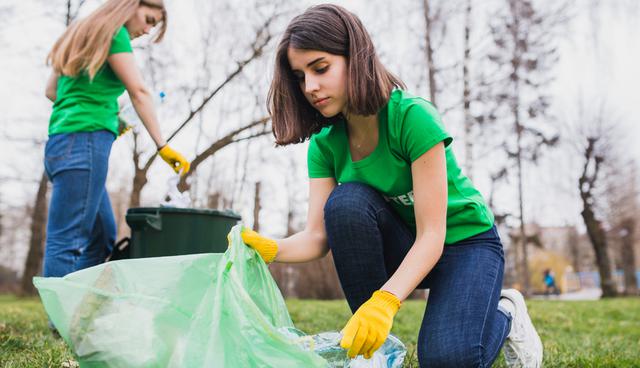 FOTO 6 | Cada tapón cuenta
No tratar espacios públicos y naturales como si fueran vertederos. Cada tapón cuenta. El organismo sin ánimo de lucro Surfrider, que promueve la recogida de basura en las playas, recogió en una sola campaña en las playas, lagos ríos y fondos marinos españoles en 2016, casi 1.500 metros cúbicos de residuos. (Foto: Freepik)