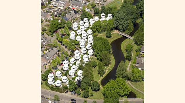 FOTO 2 |Bolwoningen Complex, Den Bosch – Holanda, este complejo fue construido de manera experimental y con forma de burbujas.