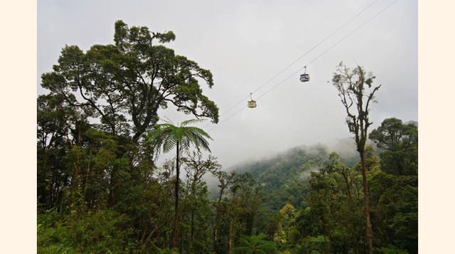 Genting Skyway (Pahang, Malasia). ¿Te imaginas recorrer la selva tropical como si volaras a bordo de un… dron? Es lo que puedes hacer en el Genting Skyway, el teleférico más largo y rápido del sudeste de Asia, a pesar de no ser muy extraordinario comparad