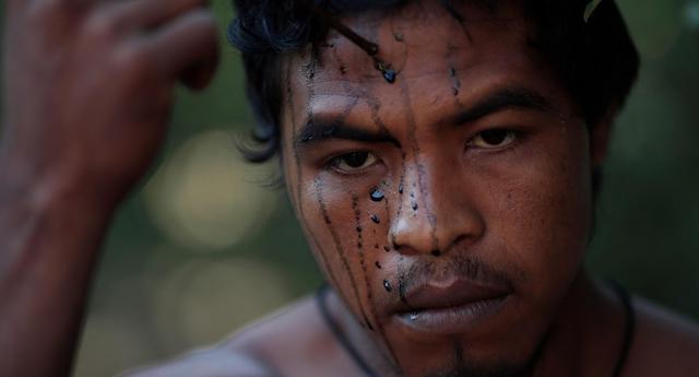 FOTO 5 | Un "guardián de la selva" se pinta la cara. (Foto: Reuters)