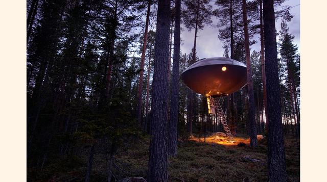 The UFO (El Ovni) fue diseñado por Bertil Harström (Inredningsgruppen) y puede alojar a un máximo de cinco personas.