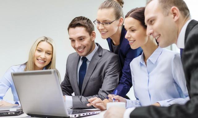 11)	 Evite las organizaciones en las que prima la adulación por encima de los resultados y las capacidades profesionales.