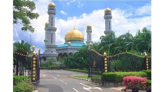 Brunei. El palacio de Istana Nurul Iman es la residencia oficial del Sultán de Brunei, Hassanal Bolkiah. Y es nada menos que el palacio residencial más grande del mundo. Con 1788 habitaciones, 257 cuartos de baño, 5 piscinas, un establo con aire acondicio