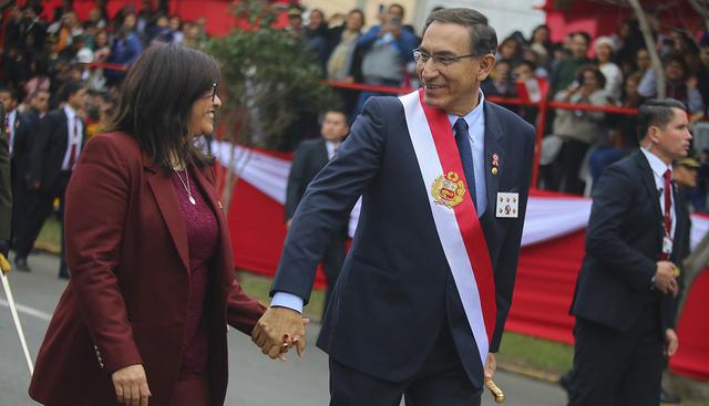 Presidente Martín Vizcarra y la primera dama, Maribel Díaz, en un recorrido por 28 de julio en la Av. Brasil. (Foto: Presidencia de la República)