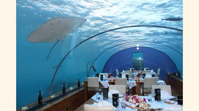 2. Ithaa Undersea, Atolón Alifu Dhaalu, Maldivas: Aguanta la respiración para vivir esta experiencia mientras cenas bajo el agua. Calificado como el restaurante más hermoso del mundo, el Ithaa Undersea, en el Hilton Maldives Resort & Spa de Rangalifinolhu